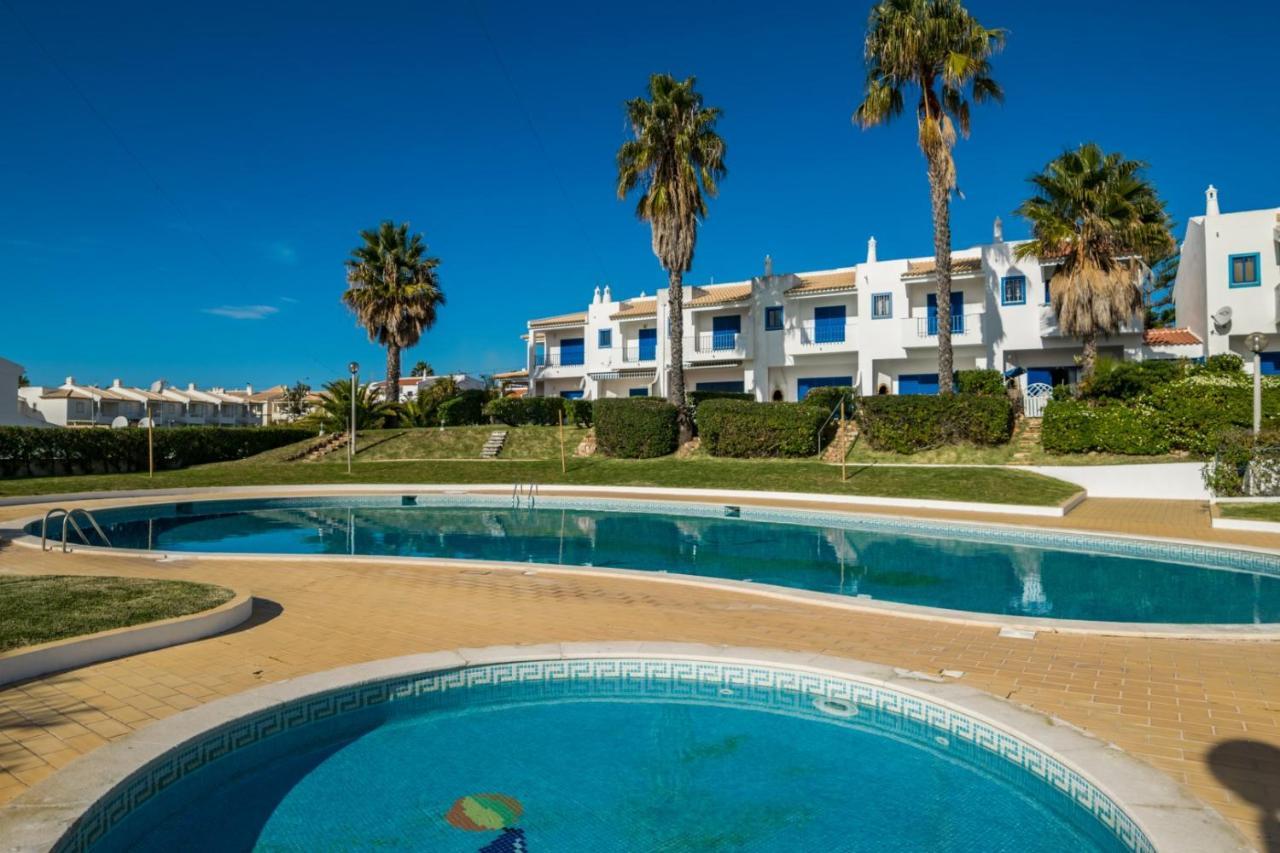 3 Bedroom In Oura With Amazing Pool At Walking Distance To Beach, Strip And Old Town, Wifi And Ac, Private Apartment Albufeira