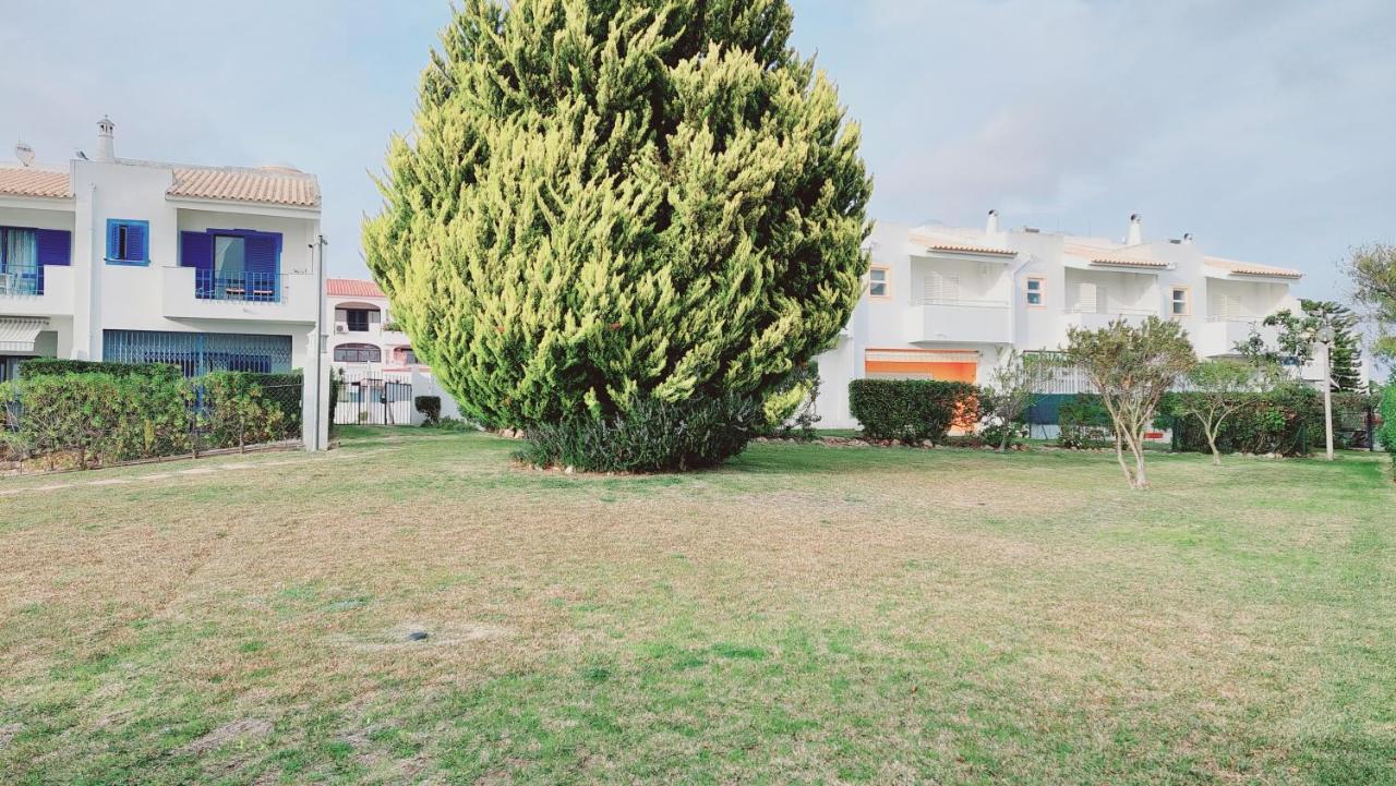 Apartment 3 Bedroom In Oura With Amazing Pool At Walking Distance To Beach, Strip And Old Town, Wifi And Ac, Private Albufeira